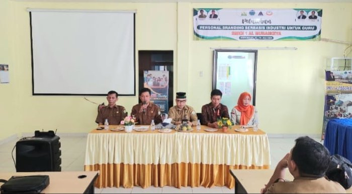 Kabid GTK Buka Pelatihan Personal Branding Berbasis Industri untuk Guru di SMKN 1 Al Mubarkeya